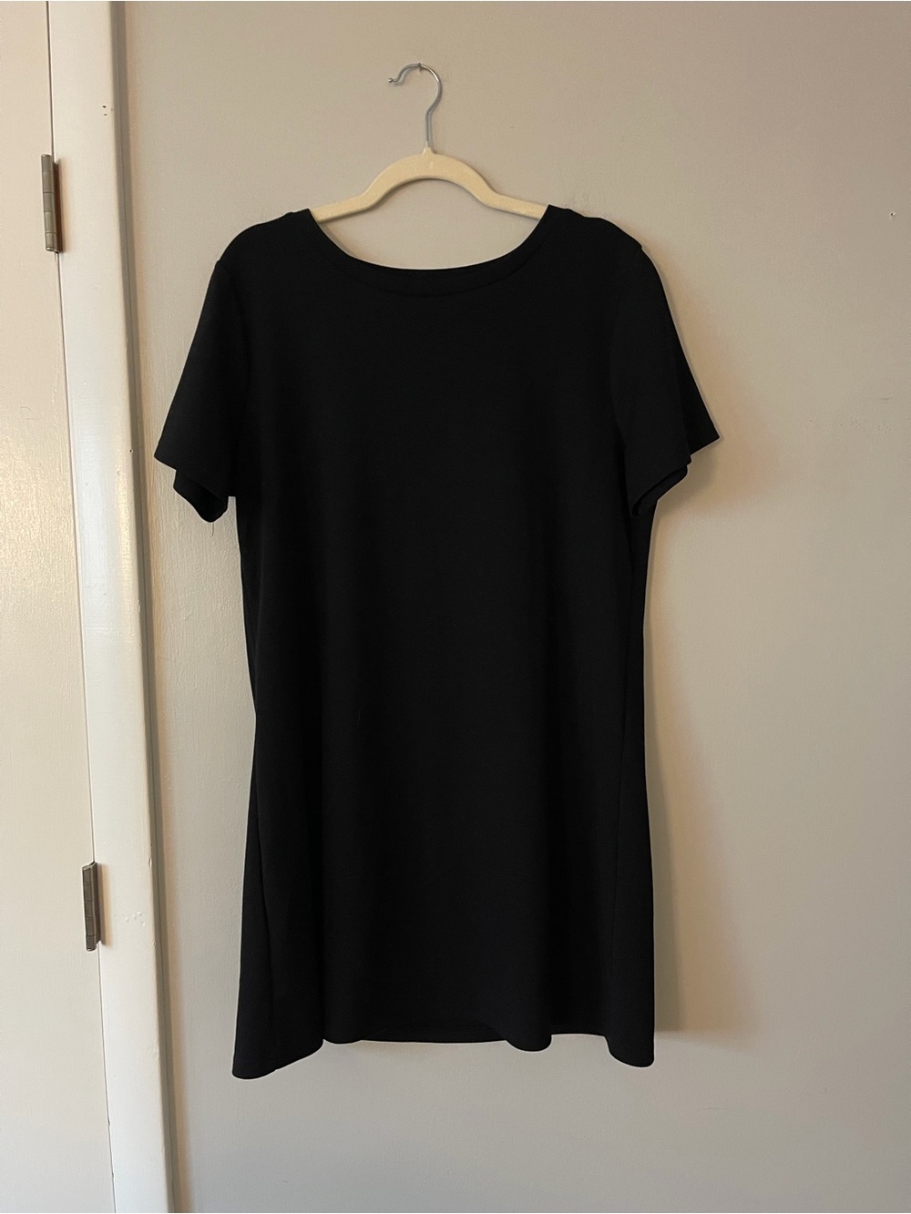 Black Short-Sleeve Women’s Tunic Top